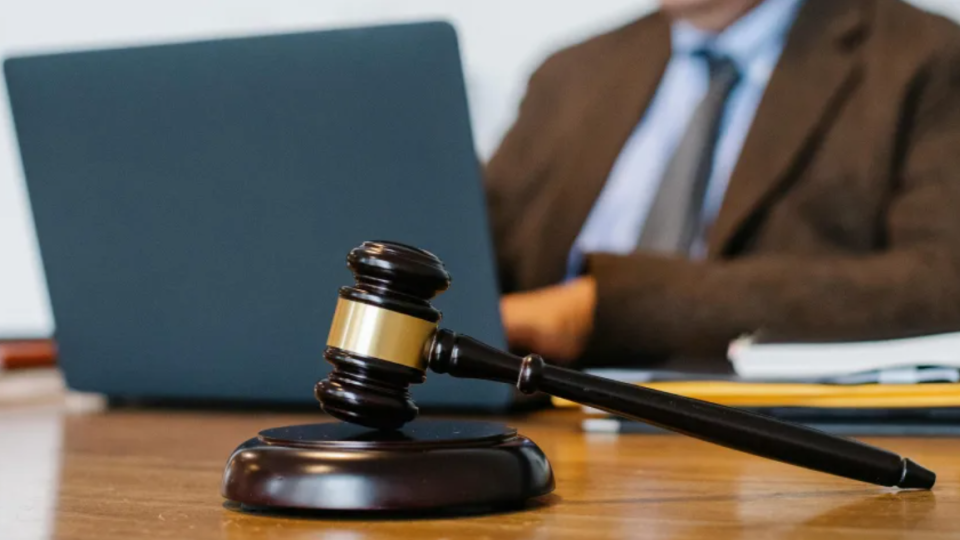 Британського юриста позбавили ліцензії за обман клієнта у справі про надання притулку