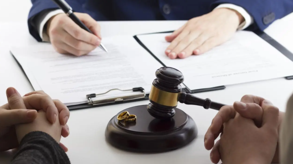 Як розірвати шлюб, якщо один із подружжя відбуває покарання — роз’яснення