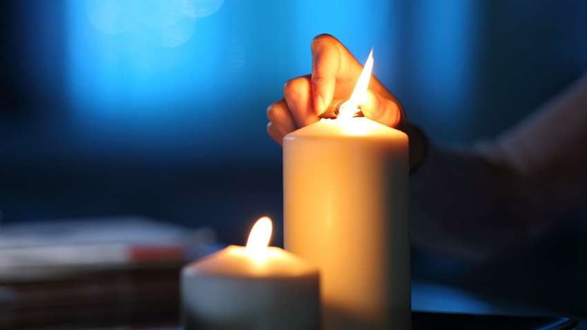 Українцям нагадали, як безпечно користуватися свічками під час відключень світла
