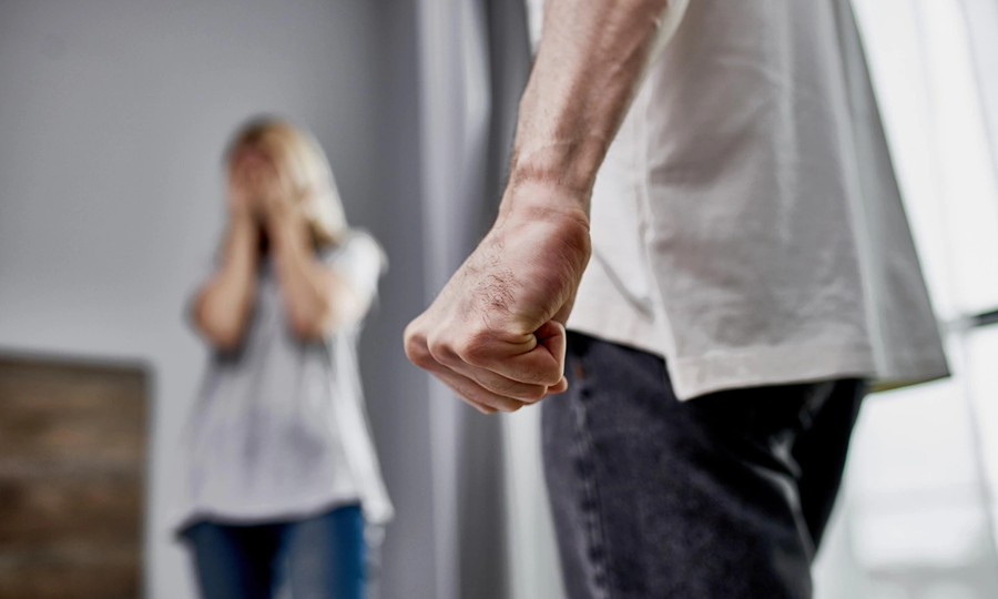 Суд запретил мужчине в течение полугода приближаться к бывшей жене и сыну - детали дела