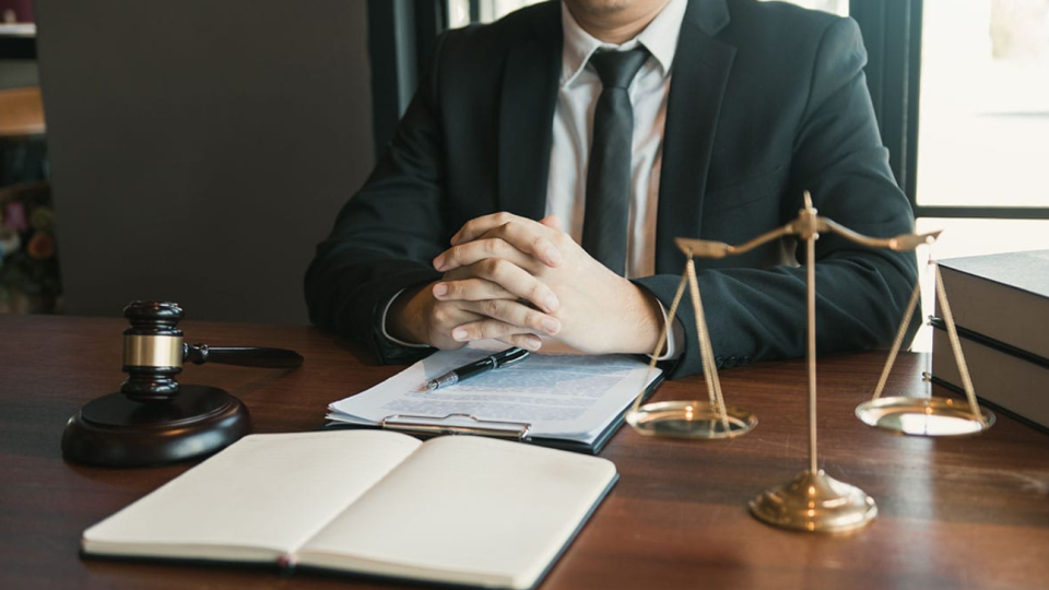 Британский юрист, который «работал все выходные», добился повышения гонорара через суд