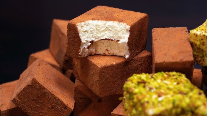 Мужчина голыми руками залез в контейнер с конфетами в магазине – что решил суд