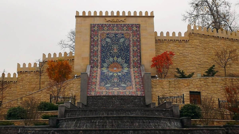 В Киеве обломки российского «Искандера» повредили посольство Азербайджана, видео последствий