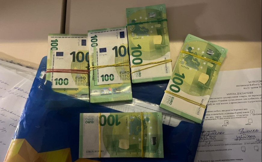 Закарпатська митниця вилучила у чоловіка незадекларовану валюту на майже 1 млн грн