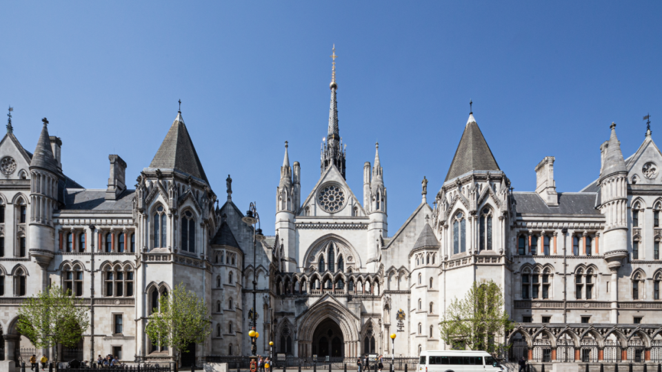 У Британії чоловік переслідував юрфірму і вимагав £1,8 млн — втрутився суд