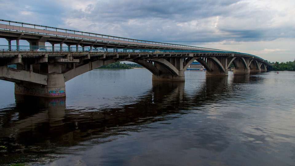 У Києві на вихідних частково обмежать рух мостом Метро
