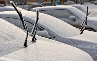 Эксперты объяснили, почему зимой не следует оставлять автомобиль с поднятыми дворниками на ночь