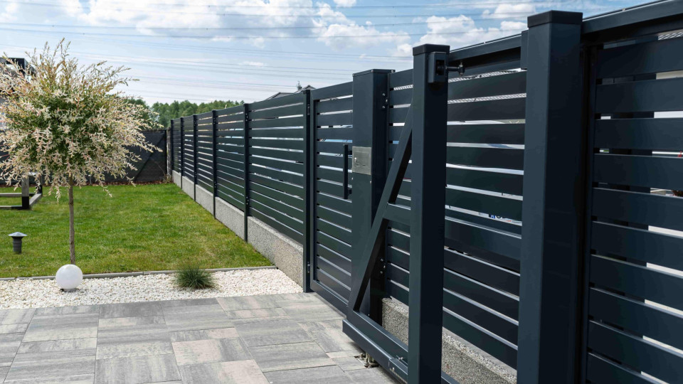 Огорожі й асфальтові майданчики не підлягають податку на нерухомість — Верховний Суд