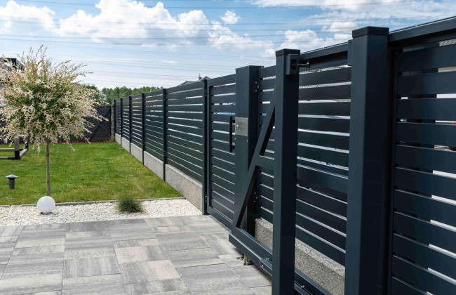 Ограждения и асфальтовые площадки не подлежат налогу на недвижимость — Верховный Суд