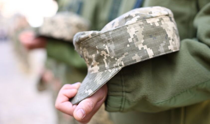 Жінка намагалася позбавити колишнього чоловіка одноразової допомоги після загибелі їхнього сина на війні — що вирішив суд