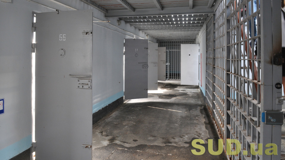 При каких условиях осужденных могут отпустить за пределы колонии и какие существуют ограничения