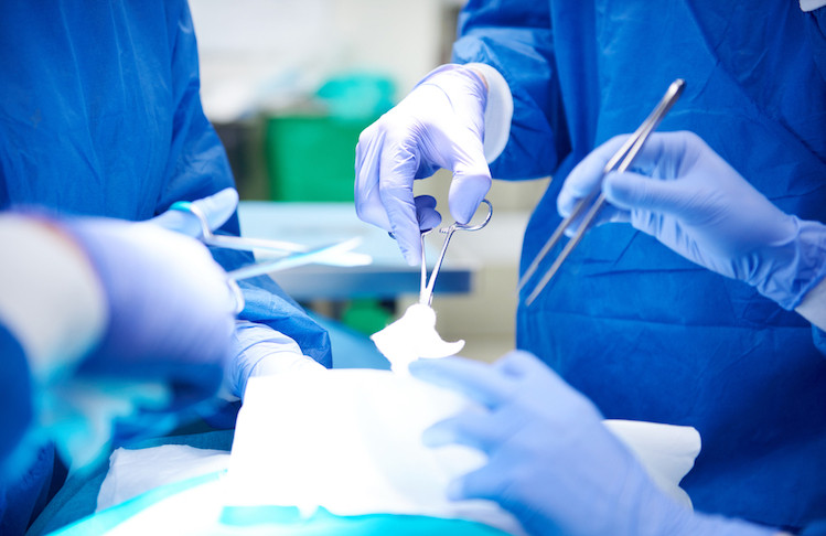 Киевлянин захотел вернуть деньги за операцию по увеличению груди его экс-жены: что решил суд