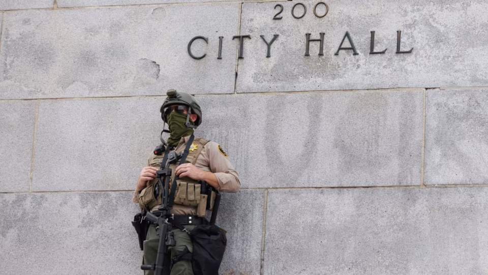 Администрация Трампа подала в суд на запрет масок для правоохранителей