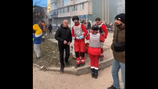 Атака РФ на Тернополь: мэр города показал видео с места поврежденной многоэтажки