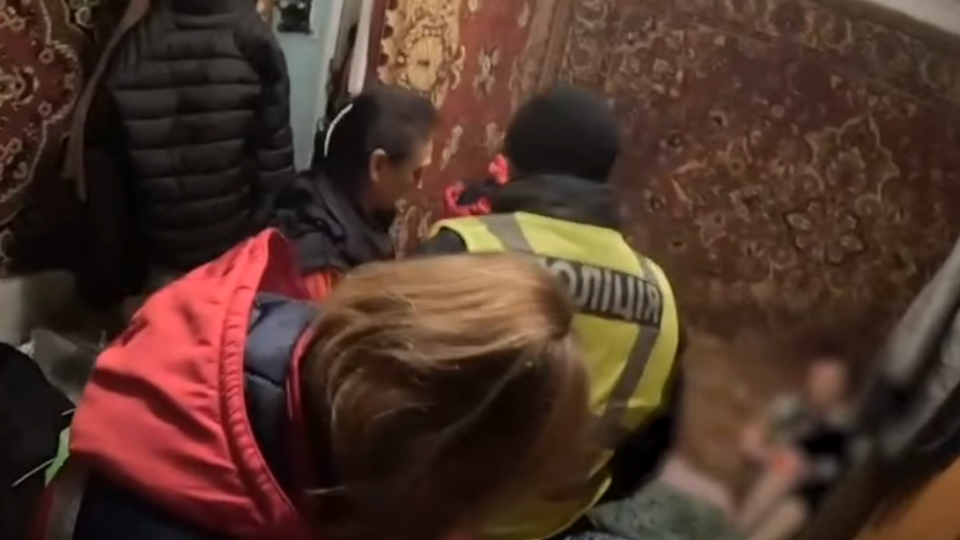 В Ровно женщина убирала в квартире и застряла в диване — вызвали спасателей, фото