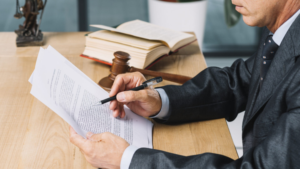 ВС разъяснил: участник конкурса на госслужбу может параллельно обжаловать решение комиссии и в Нацгосслужбе, и в суде