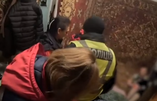 У Рівному жінка прибирала в квартирі і застрягла в дивані – викликали рятувальників, фото