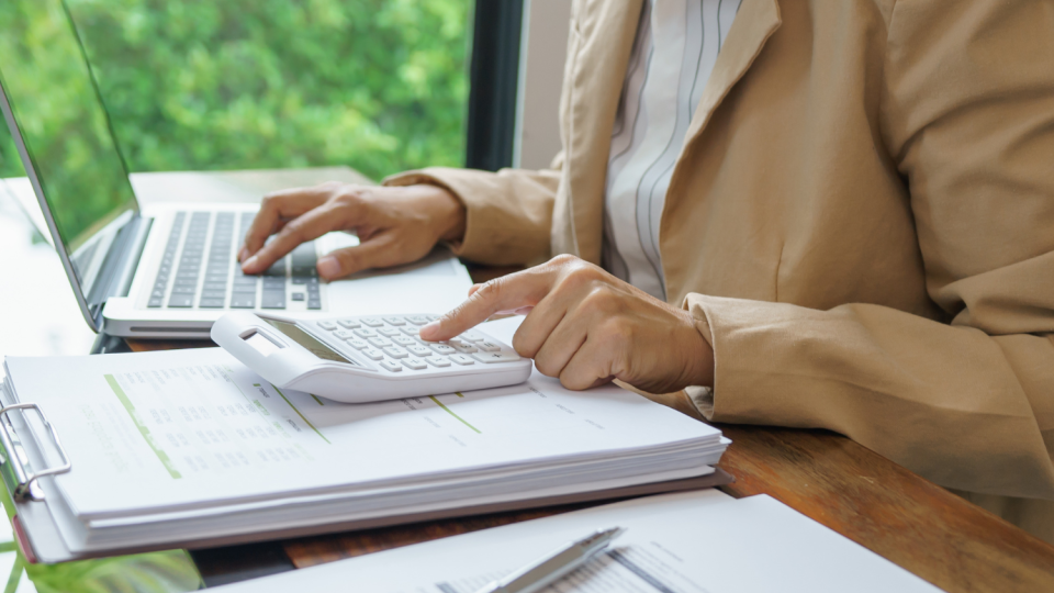 До какой даты юрлицам нужно заплатить налог на недвижимость — 29 или 30 число после отчетного квартала