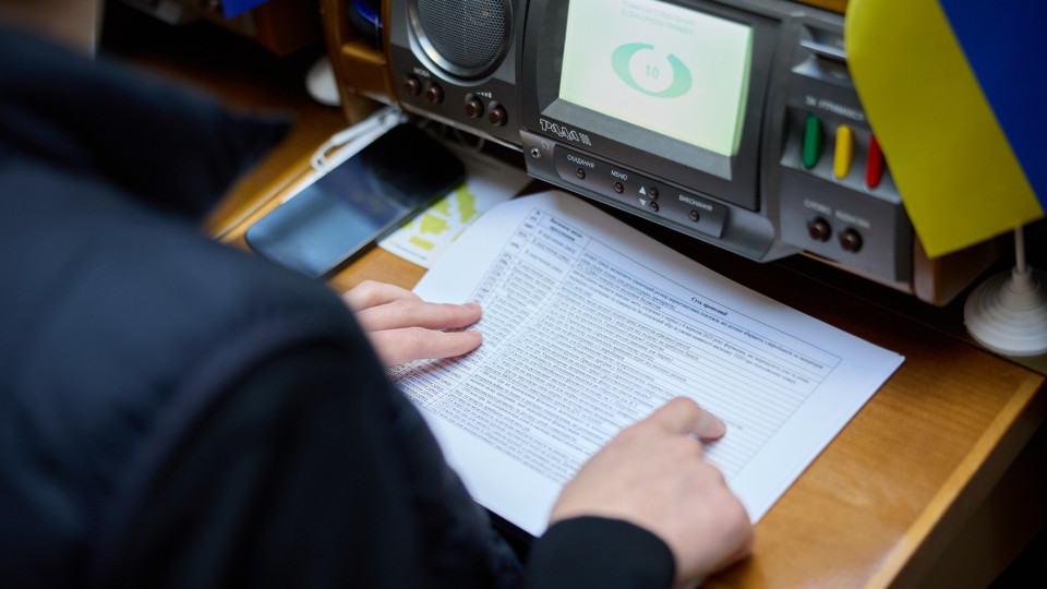 Депутати закликають очищувати державні органи від корупції