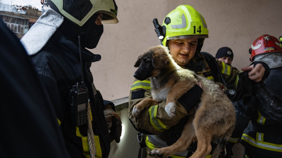 У центрі Києва сталася пожежа в багатоповерхівці: причиною міг стати вибух зарядної станції, фото