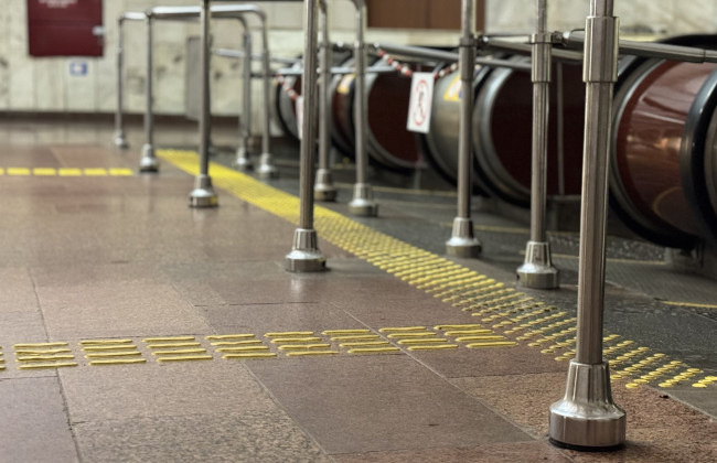 В метро Киева появились тактильные индикаторы – для чего они, фото