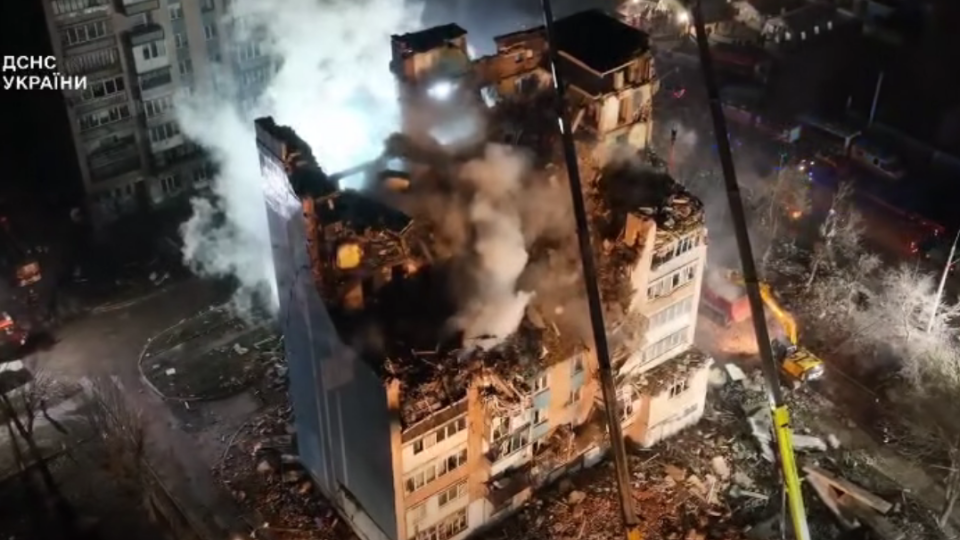 У Тернополі досі розшукують 22 людини після ракетного удару по багатоповерхівках – Зеленський
