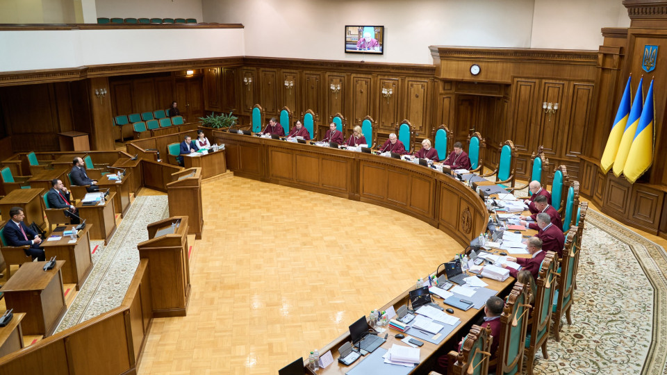 КСУ начал рассмотрение дела о конституционности запрета на усыновление для лиц с определенными судимостями