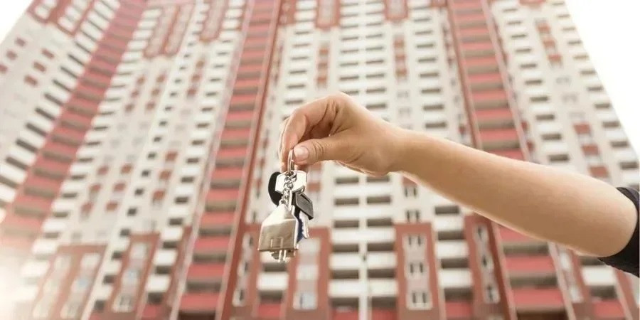 Двоє чоловіків, які продали квартири померлої киянки, постануть перед судом за шахрайство