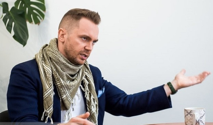 ВСК пыталась принудительно доставить в Верховную Раду руководителя фундации DEJURE Михаила Жернакова, который игнорирует все вызовы