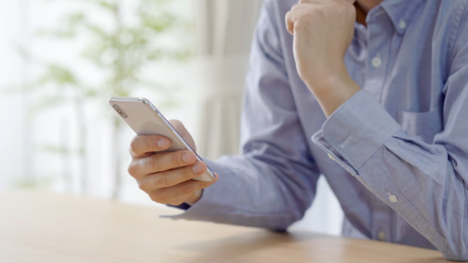 Муж подписал жену «пампушкой» в телефоне — суд признал это оскорблением и основанием для развода