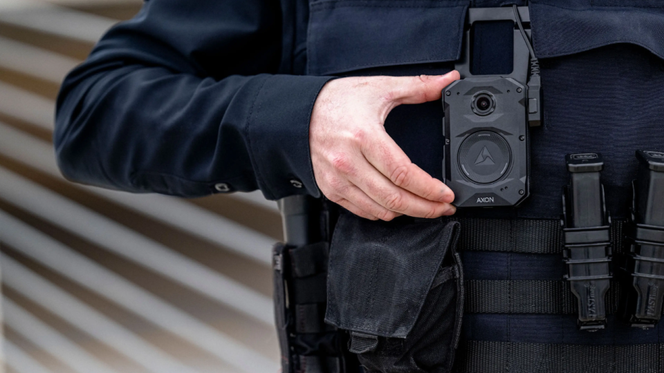 Не передавал видео с бодикамер — в Британии руководителя полиции оштрафовали за невыполнение судебного приказа