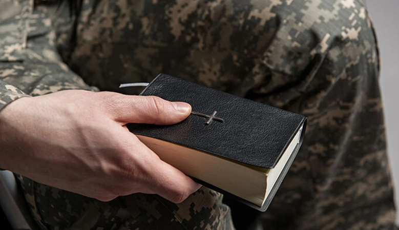 Релігійні переконання не дозволяють брати зброю — суд розглядає справу мобілізованого Свідка Єгови, який вчинив СЗЧ