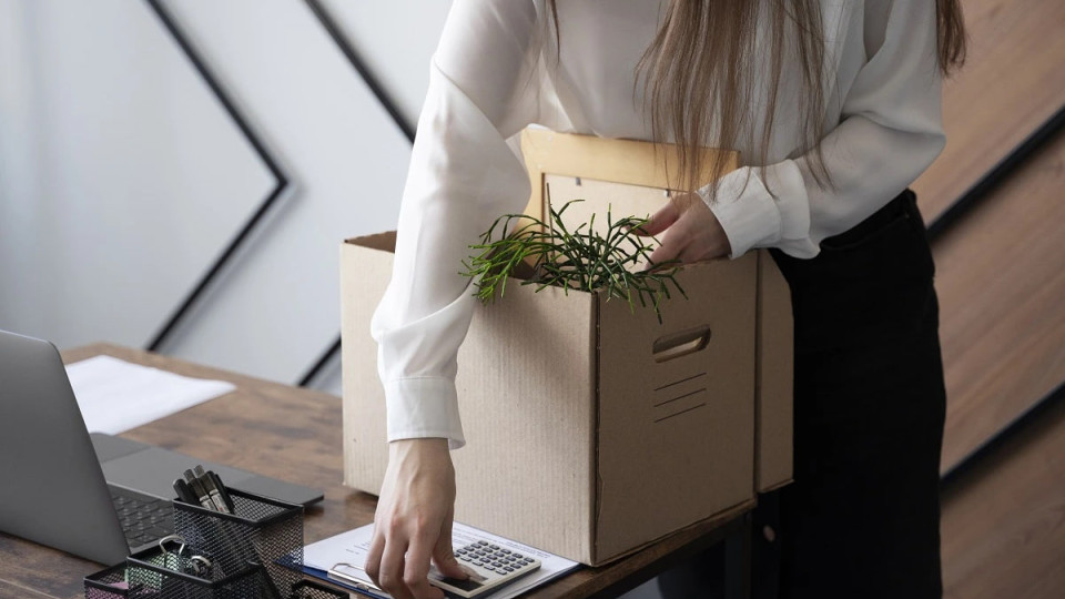 Как уволить работника при сокращении, если он болеет