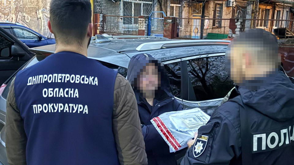 Переправляли через кордон за 20 тисяч доларів: у Дніпрі двом чоловікам оголосили підозру