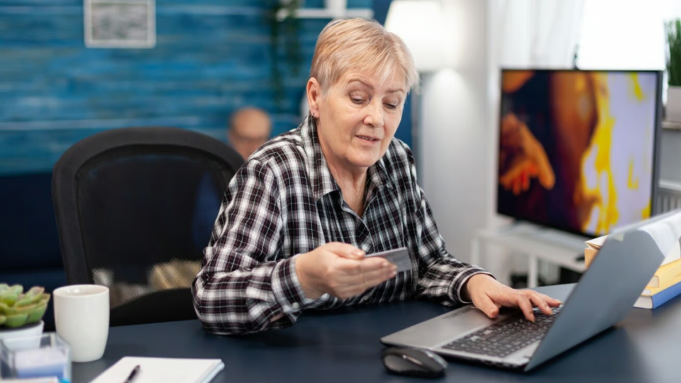 Пенсіонер продовжує ходити на роботу — чи можна одночасно отримувати повну пенсію і зарплату