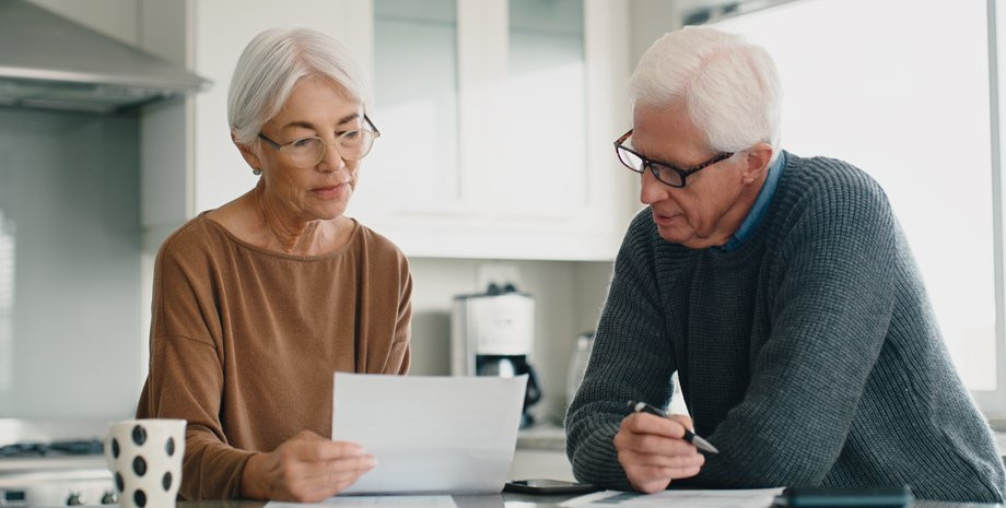 Працівник виходить на пенсію — чи може роботодавець вимагати заяву на звільнення