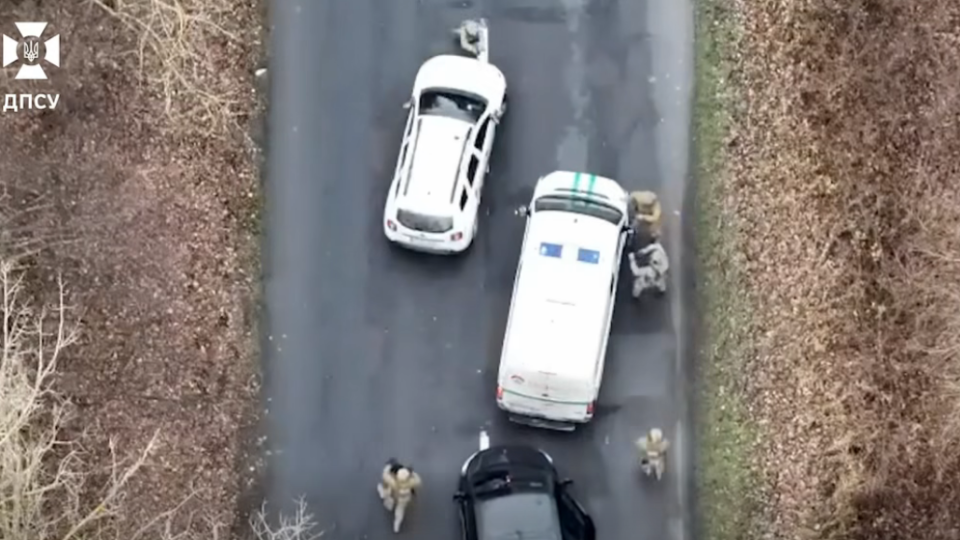 На Закарпатті інкасатори у броньовику з мигалками намагалися переправити  «клієнта» у Угорщину: відео